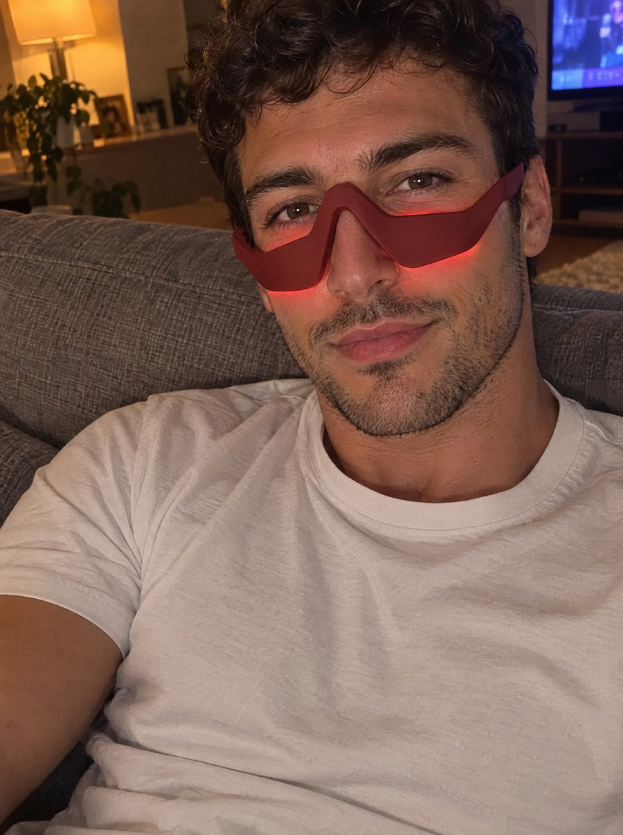 Ragazzo sul divano con UnderEye Lab Lens rosso acceso